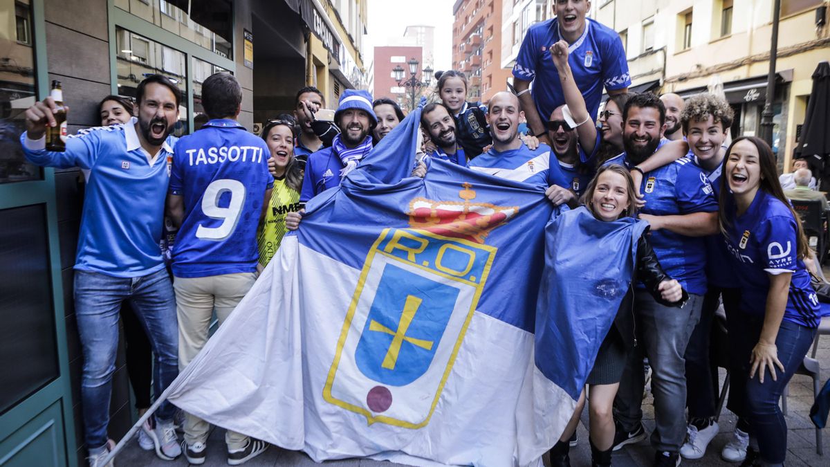 La afición del Real Oviedo antes del derbi