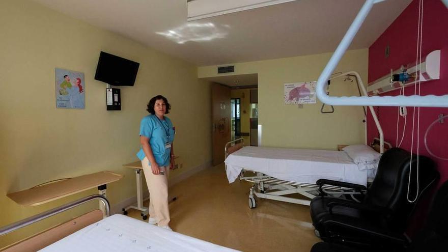 Ángeles Maestre, en una de las habitaciones reformadas en el Hospital Valle del Nalón.