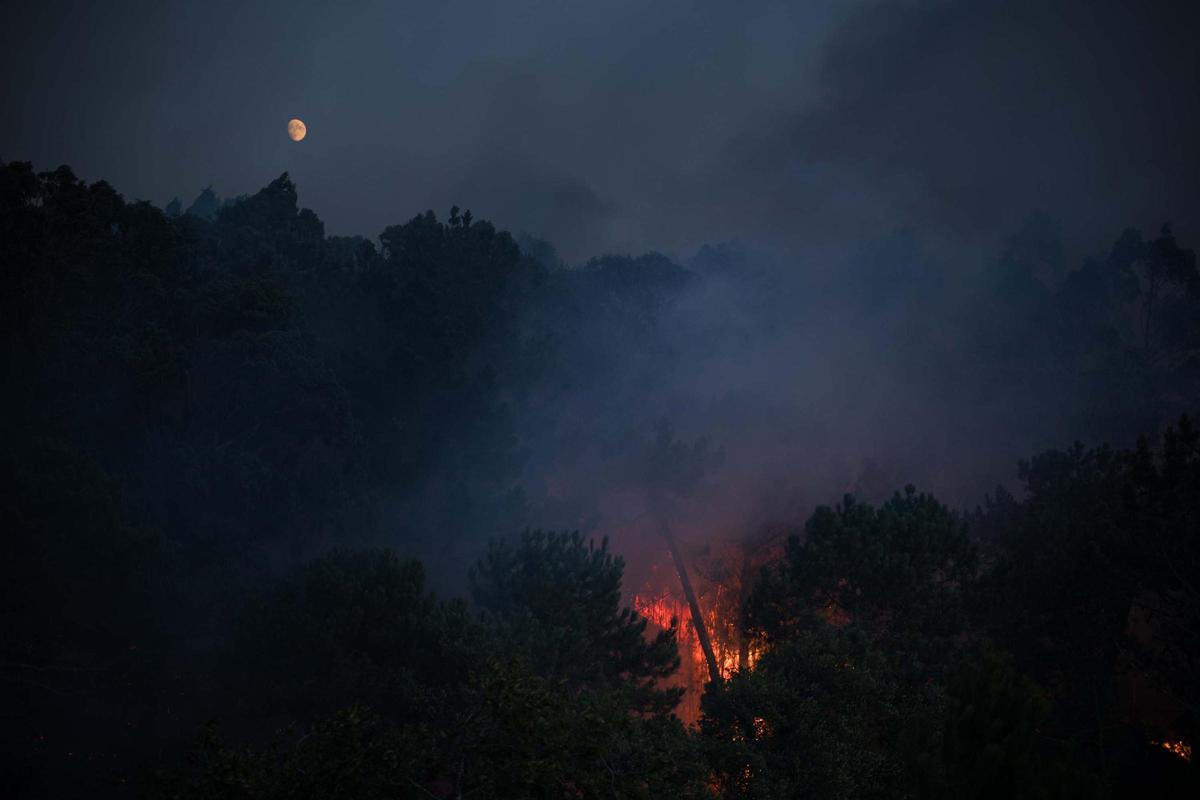 Un incendio en Corme obliga a evacuar a vecinos