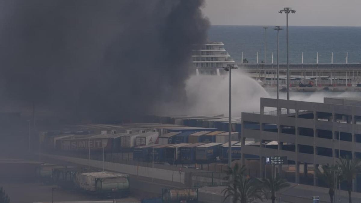 Una densa columna de humo se ha formado en el puerto de Barcelona mientras ardían los contenedores, cerca del puente de Europa.