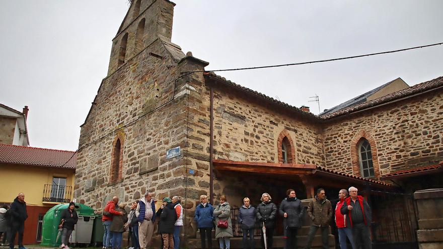 Los vecinos de un pueblo de León se concentran para pedir la expulsión de un párroco por “cretino, antipático y desagradable”