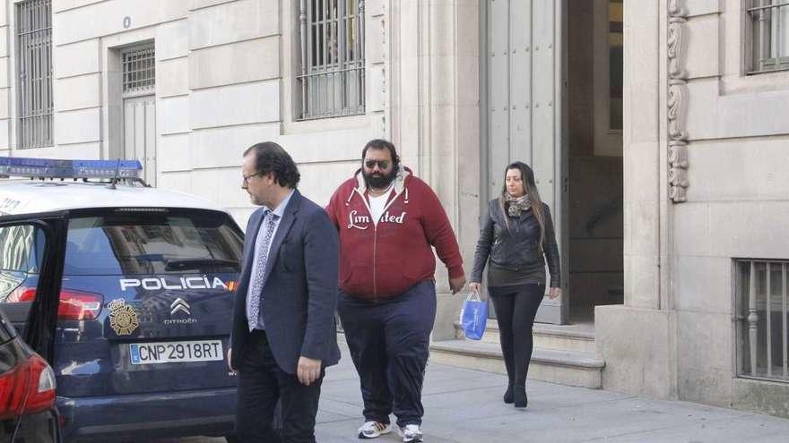 Marino Giménez, en el centro, con barba y gafas de sol, a su salida, ayer, de la Audiencia Provincial de Pontevedra. // Santos Álvarez