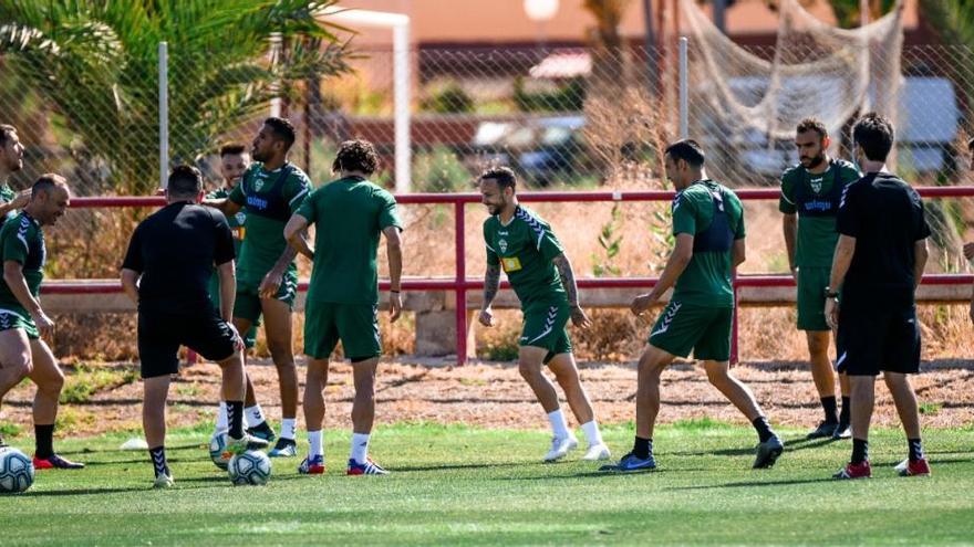 los jugadores del Elche entrenando en el polideportivo de Altabix