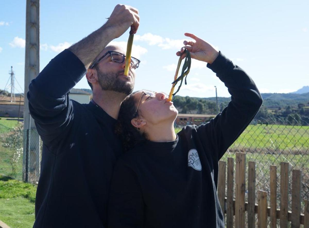 Els manresans Jordi Fornells i Iria Priego menjant calçots