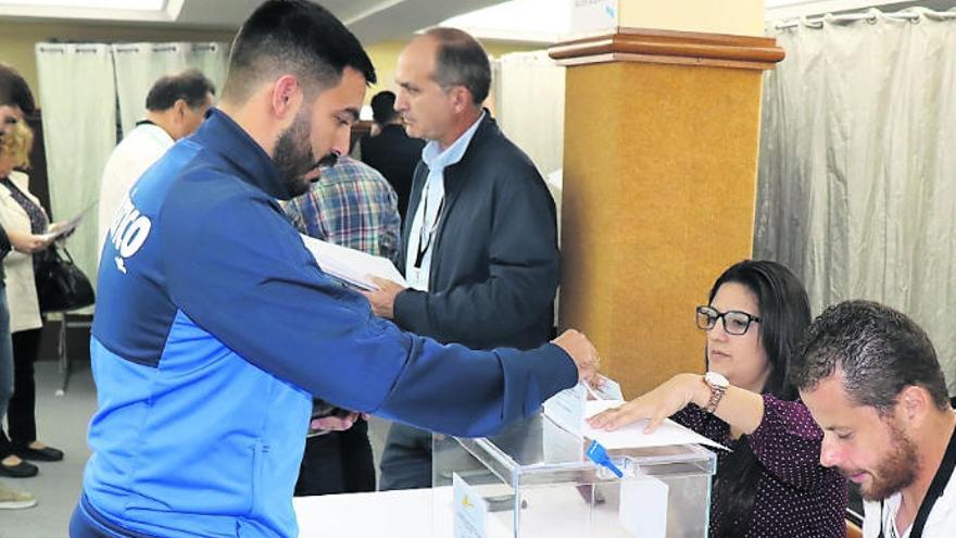 Un momento de las votaciones que se realizaron ayer para elegir a los miembros de la Asamblea.