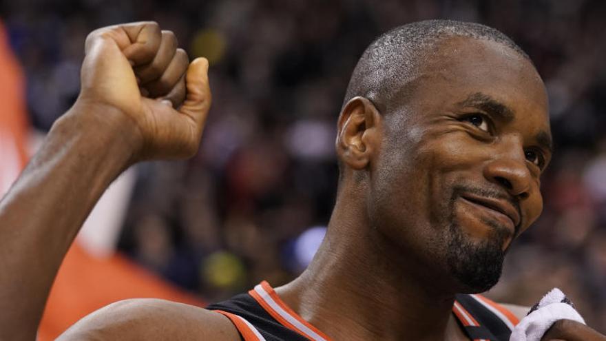 Serge Ibaka celebra la victoria de los Raptors.