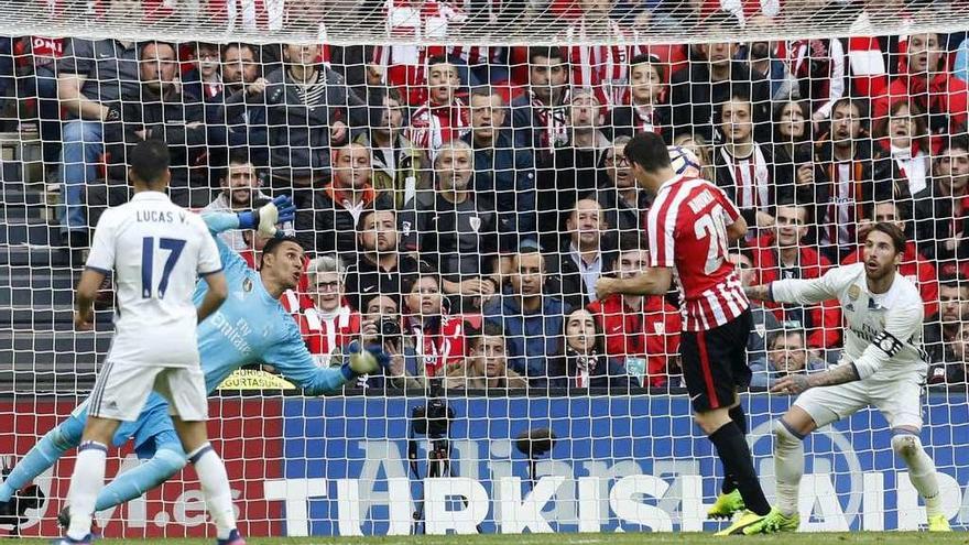 Aduriz remata con la cabeza en la jugada del empate del Athletic.