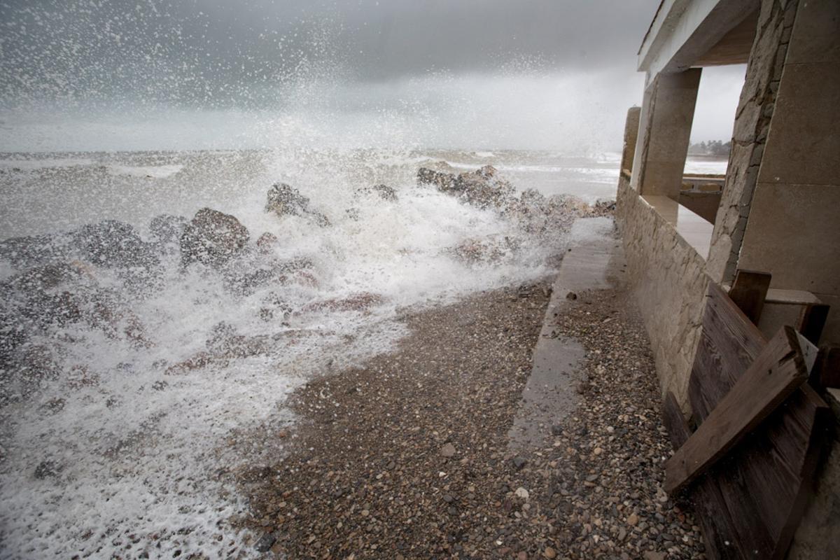 El Temporal estalla contra Cases de Queralt se lleva arena de Malvasur e inunda calles en Almardà El Temporal estalla contra Cases de Queralt se lleva arena de Malvasur e inunda calles en Almardà