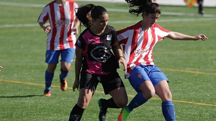 Una jugadora del Sporting protege el balón en un pasado duelo contra el Femiastur.