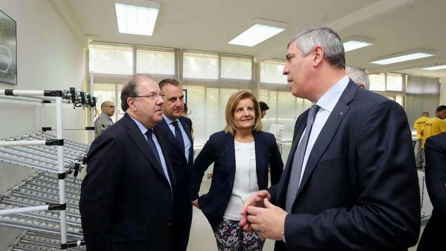 La ministra Báñez con Herrera y De los Mozos en el aula de formación de Renault .