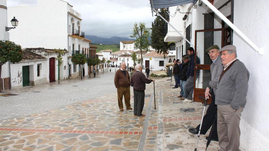 Varios vecinos charlan en una calle de Montecorto.