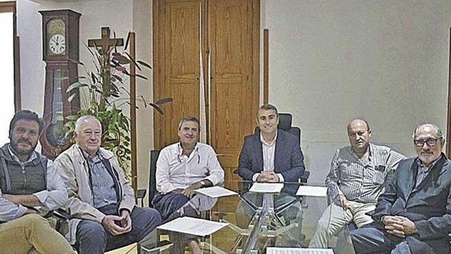 Imagen de la reunión que mantuvo ayer Virgilio Moreno con los representantes de la propiedad.