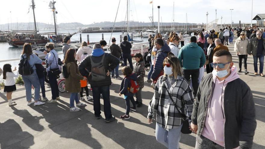 Largas colas para embarcarse en el “Atyla”