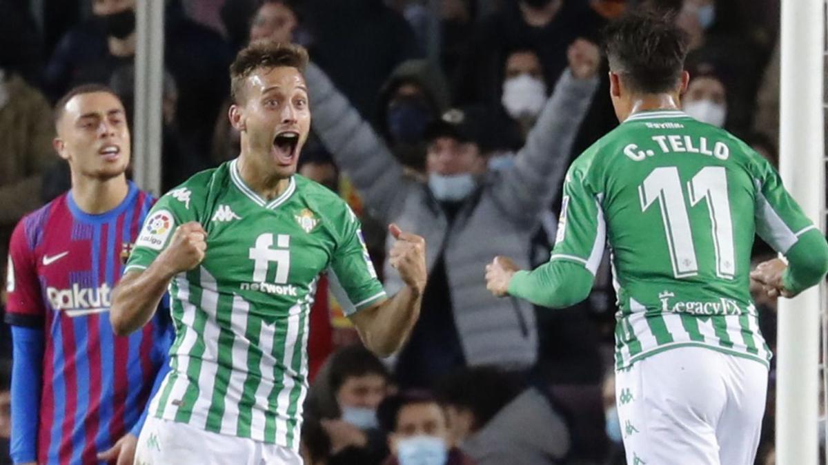 Canales y Tello celebran el gol de Juanmi. |  // REUTERS