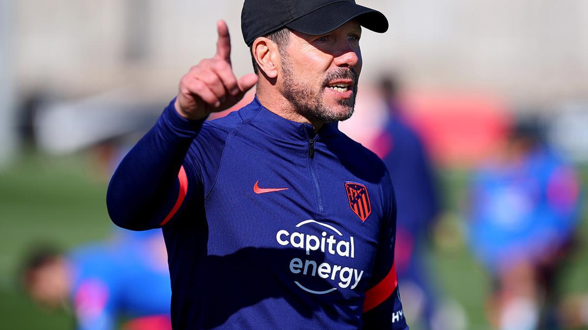 El Cholo Simeone dirigiendo un entrenamiento