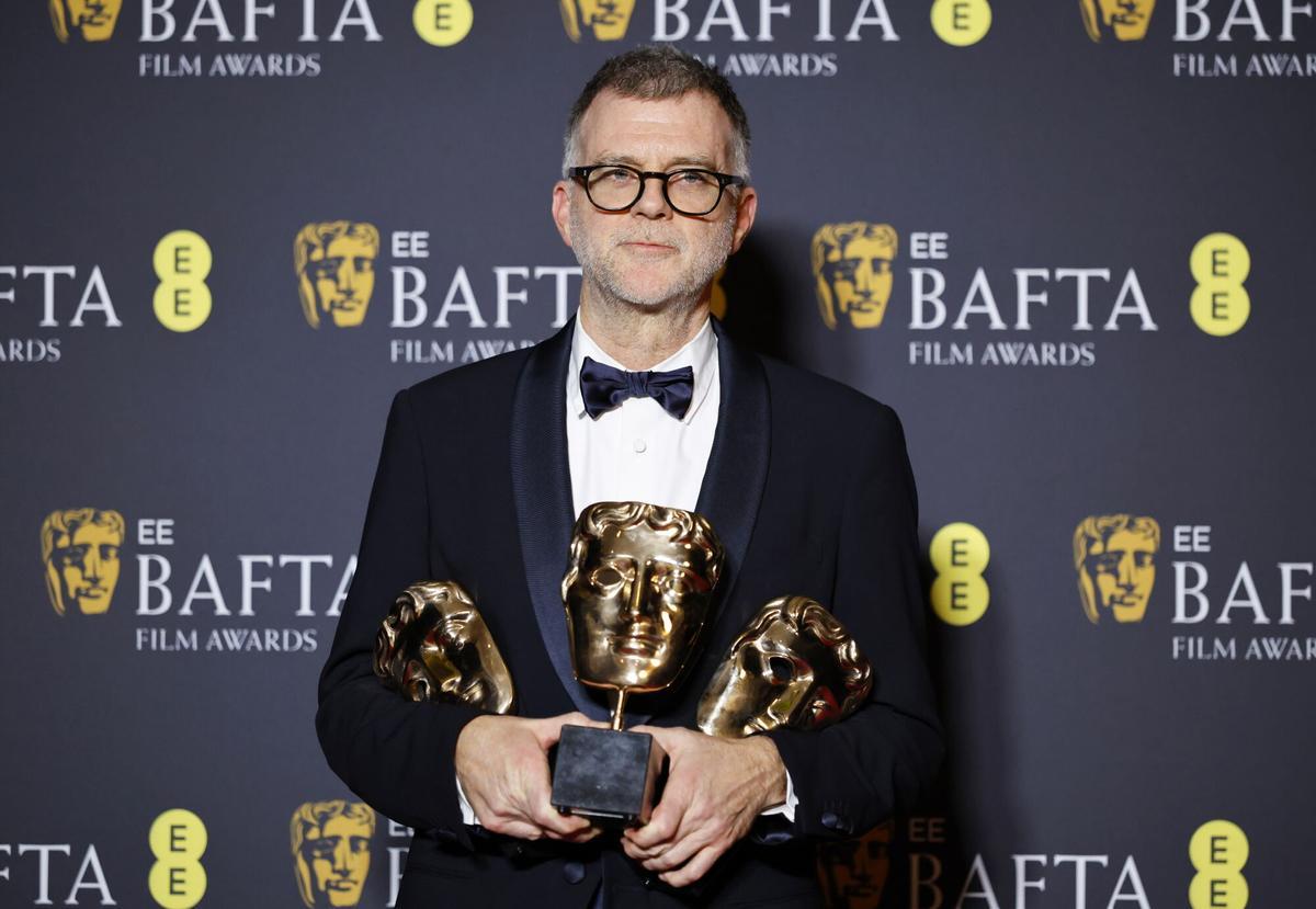 LONDON (United Kingdom), 22/02/2026.- Director Paul Thomas Anderson poses in the press room after winning the awards for Best Film, Best Adapted Screenplay, and Best Director for 'One Battle After Another' during the EE BAFTA Film Awards 2026 at the Royal Festival Hall in London, Britain, 22 February 2026. The ceremony is hosted by the British Academy of Film and Television Arts (BAFTA). (Cine, Cine, Reino Unido, Londres) EFE/EPA/TOLGA AKMEN. ENTREGA DE LOS PREMIOS BAFTA 2026. CINE. DIRECTOR
