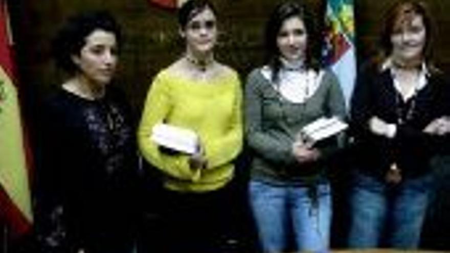 Dos chicas de Carbajo y Llerena ganan el premio de microrrelatos