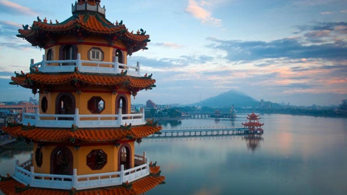 Pagodas del Tigre y el Dragón en la ciudad de Kaohsiung en Taiwán.