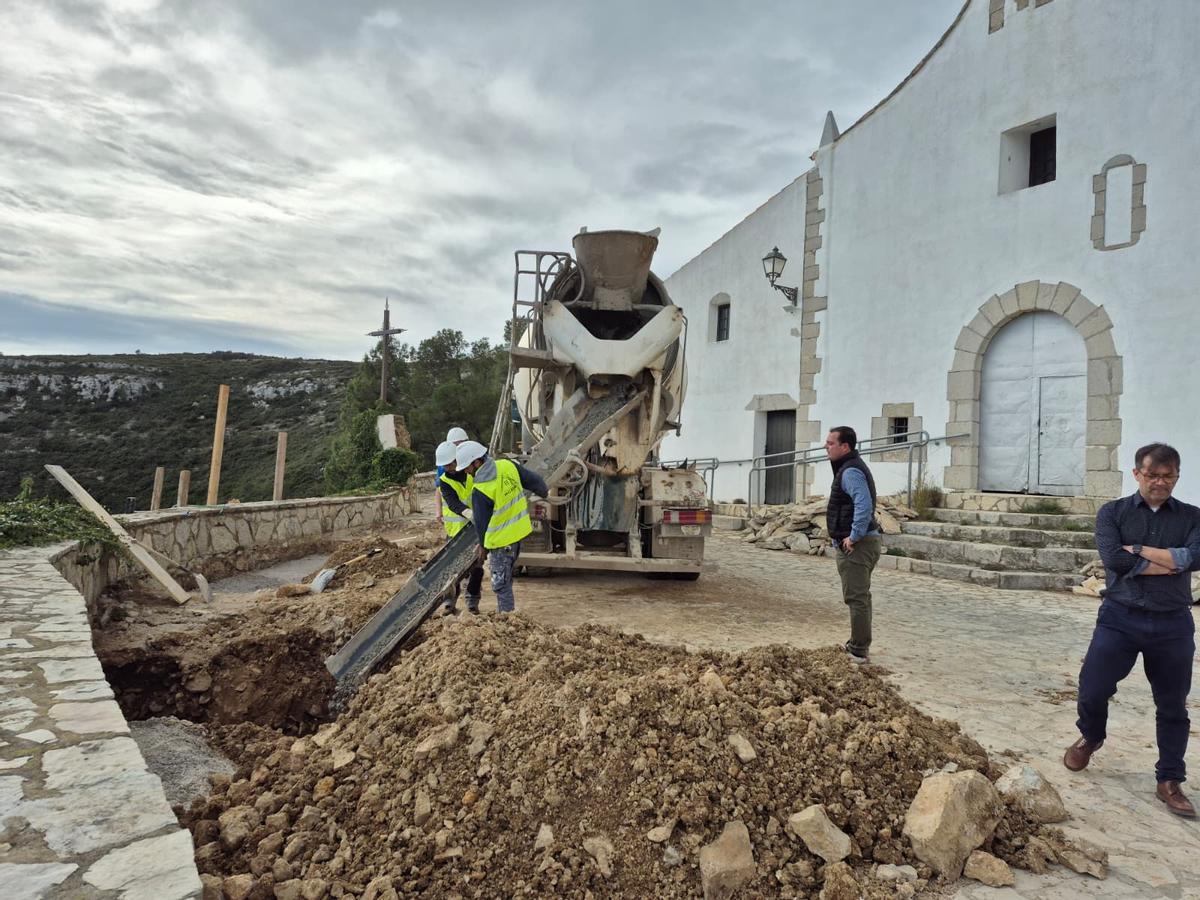 El alcalde y el concejal de Urbanismo han supervisado el inicio de las obras en la ermita.