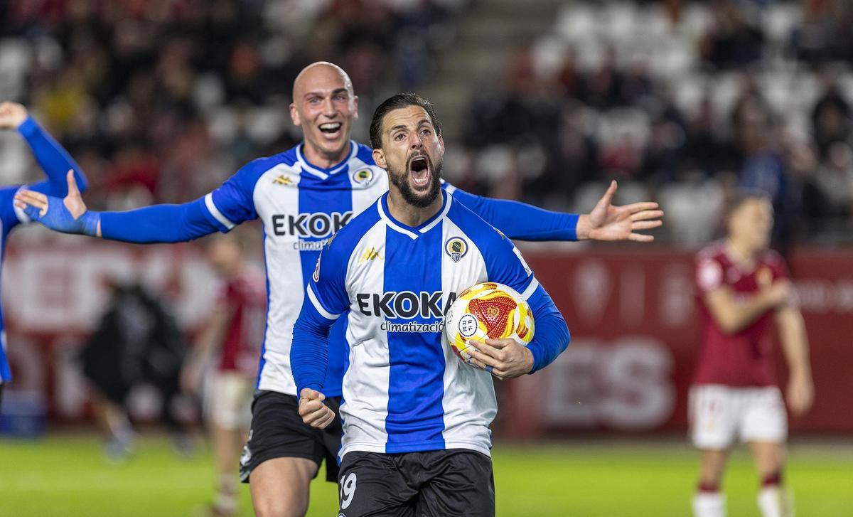 Fran Sol, pichichi del Hércules con 7 goles, en pleno festejo con Javier Rentero detrás, en Alicante.