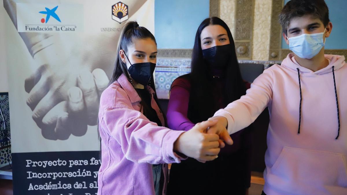 Judit Molina Casado, estudiante beneficiaria del programa, junto a una alumna voluntaria, Marta Ortega, y el nuevo integrante del programa, Sergio Rodríguez