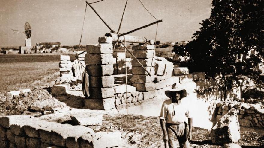 Die Aufnahme von 1952 zeigt einen Steinhauer im Gebiet von Son Sunyer vor einer Vorrichtung zum Heben der massiven Blöcke.   | FOTO: ANDREU NEGRE ESTARELLAS
