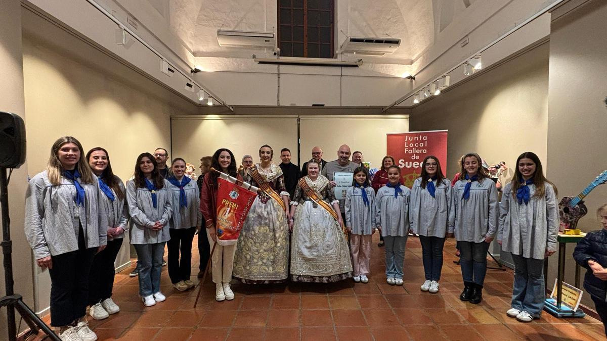 Representantes de la falla Poble Vell, con las falleras mayores y autoridades, en la entrega de premios.