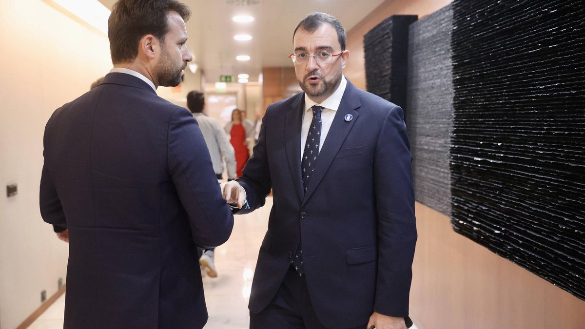 El presidente del Principado, Adrián Barbón, a la derecha, y el líder del PP, Álvaro Queipo, en los pasillos de la Junta General del Princpado.