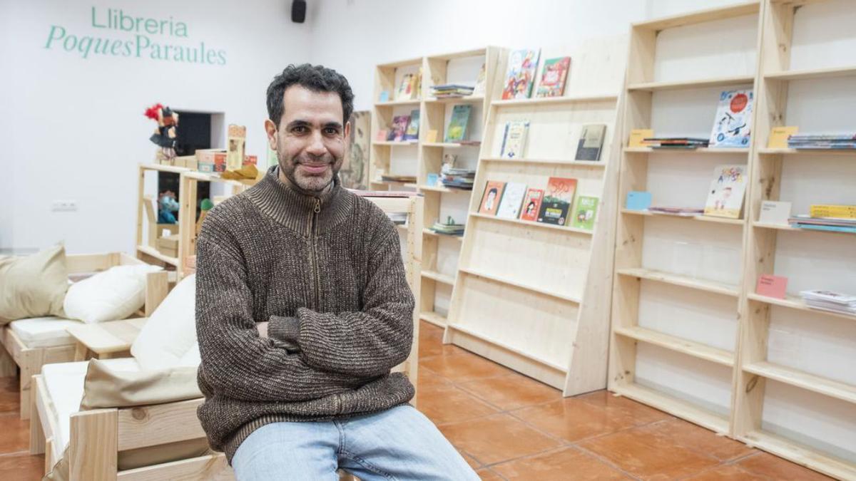 La llibreria Poques Paraules obre avui al carrer Urgell de Manresa | OSCAR BAYONA