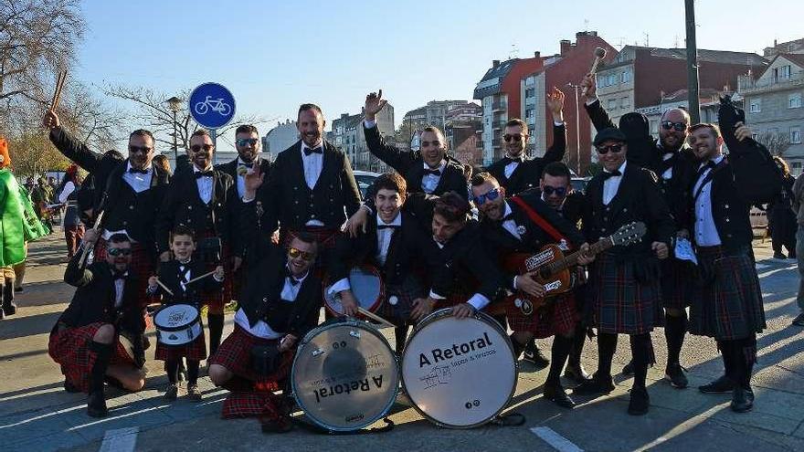 Los integrantes de &quot;Animodo&quot; luciendo su traje de boda escocesa. // Gonzalo Núñez