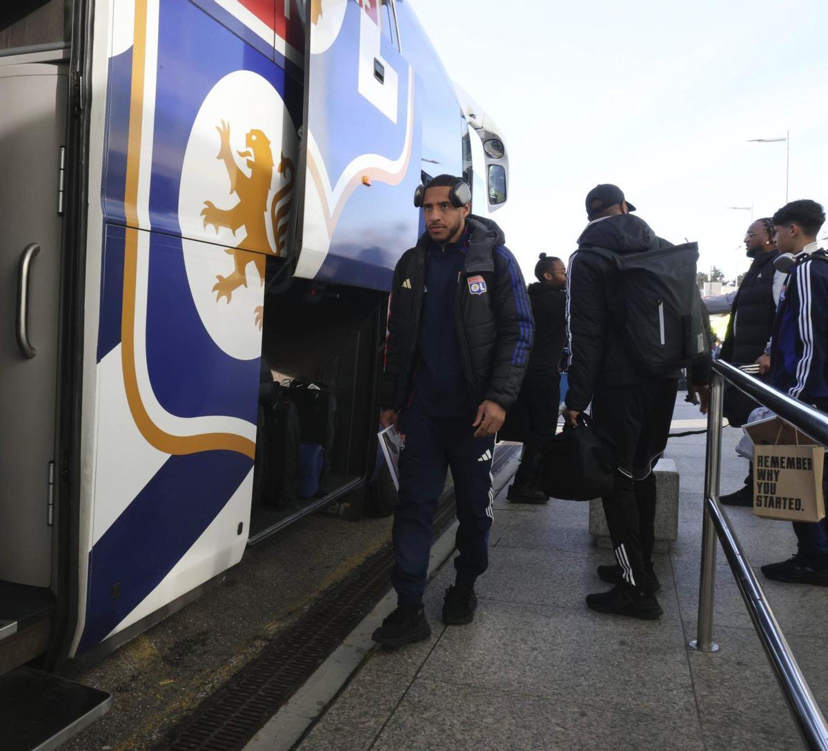 Tolisso, a su llegada a Peinador ayer. | ALBA VILLAR
