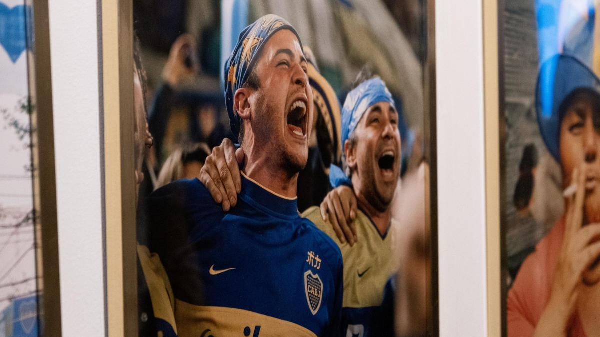 Un aficionado de Boca en una de las fotografías de la exposición.