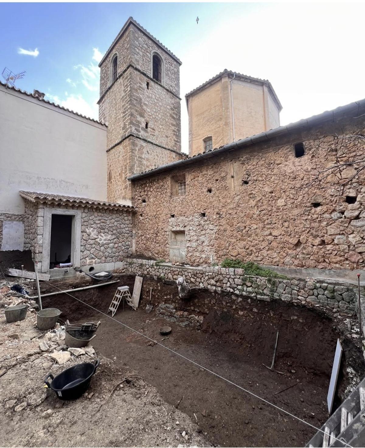 Otra imagen del proceso de construcción de la piscina junto a la iglesia.