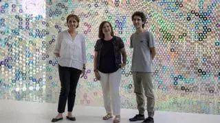 El Espacio Tránsito del Centro de Historias se inunda de CDs y DVDs con la obra ‘Mirror Mirror’