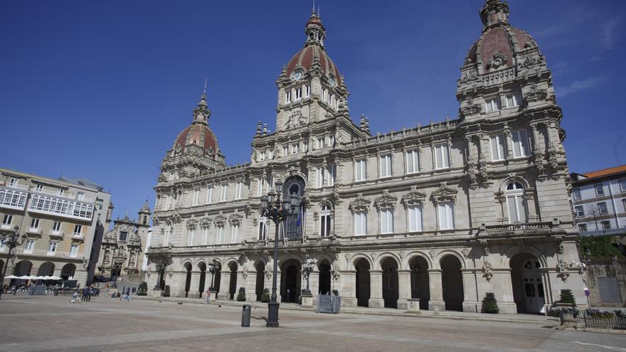 Los Bomberos de A Coruña esterilizan un nido de avispa asiática en María Pita