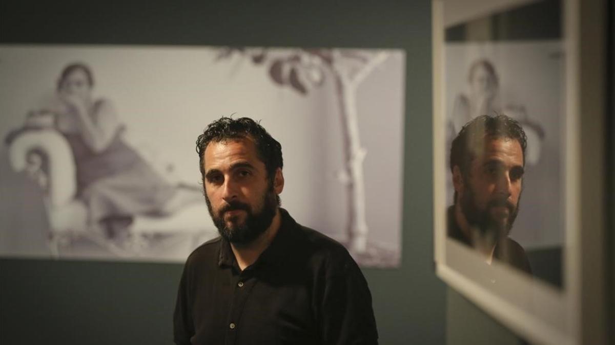 Óscar Fernández Orengo, junto al retrato de la directora Rosa Vergés que abre la exposición de la Filmoteca.