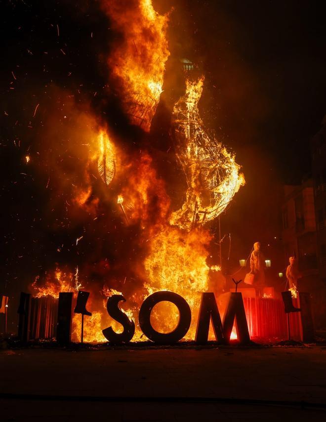 Arde la falla solidaria "SOM" en Paiporta