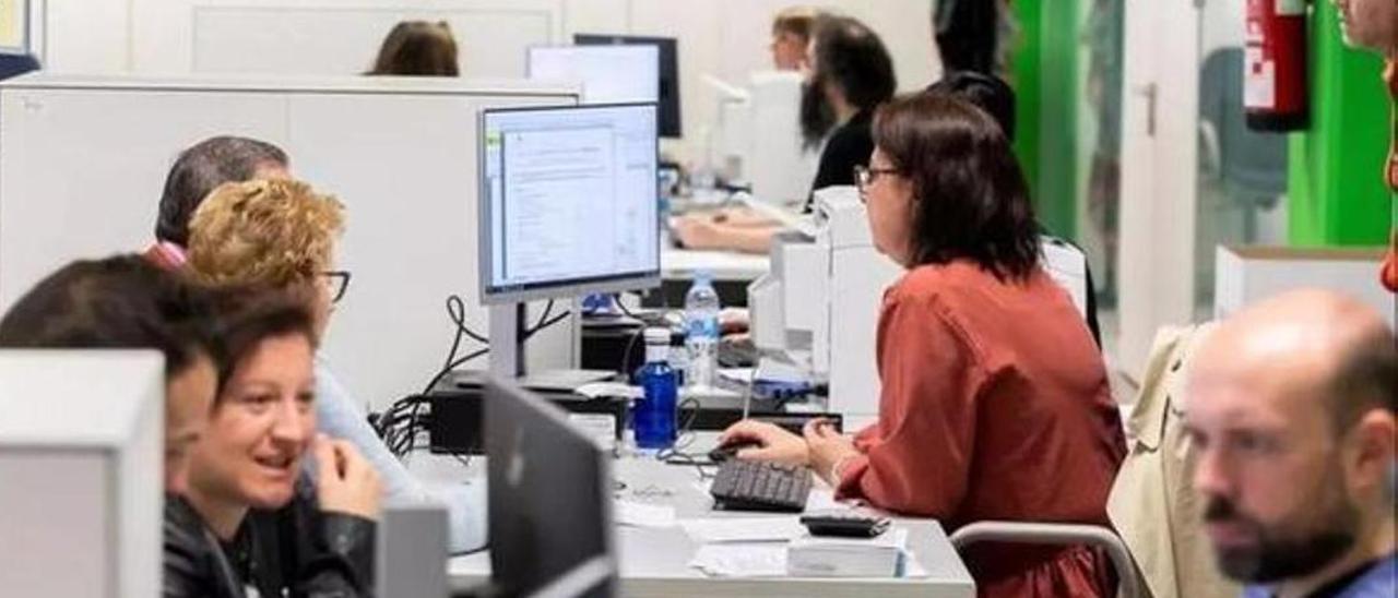 Empleados públicos trabajan en una oficina de la administración.