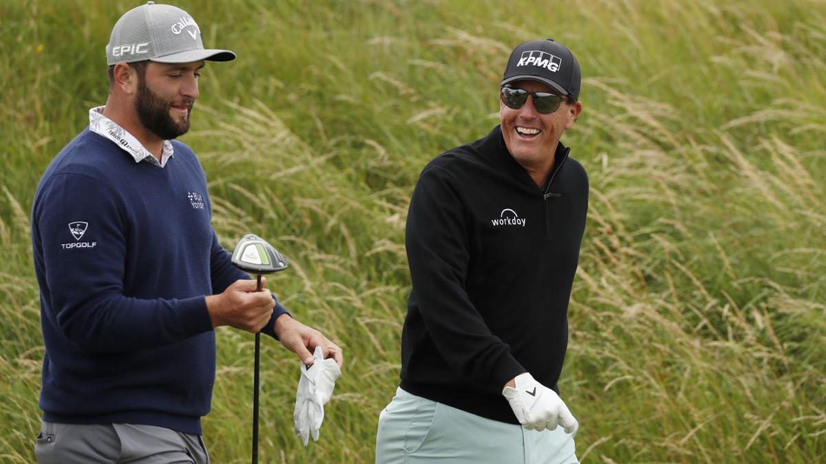 Jon Rahm junto a Phil Mickelson, en la jornada de entrenamiento del miércoles en el Open Británico