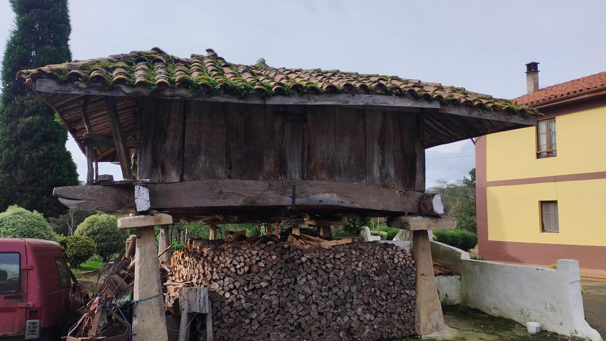 El hórreo de más de 400 años de Casa Golmaire en Santa Cruz de Llanera.