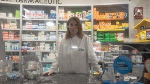 Aina Picornell, tras el mostrador de su farmacia en Mataró.