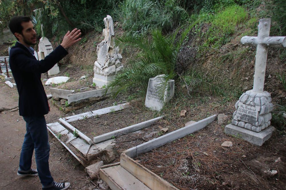 En la parte alta del cementerio.