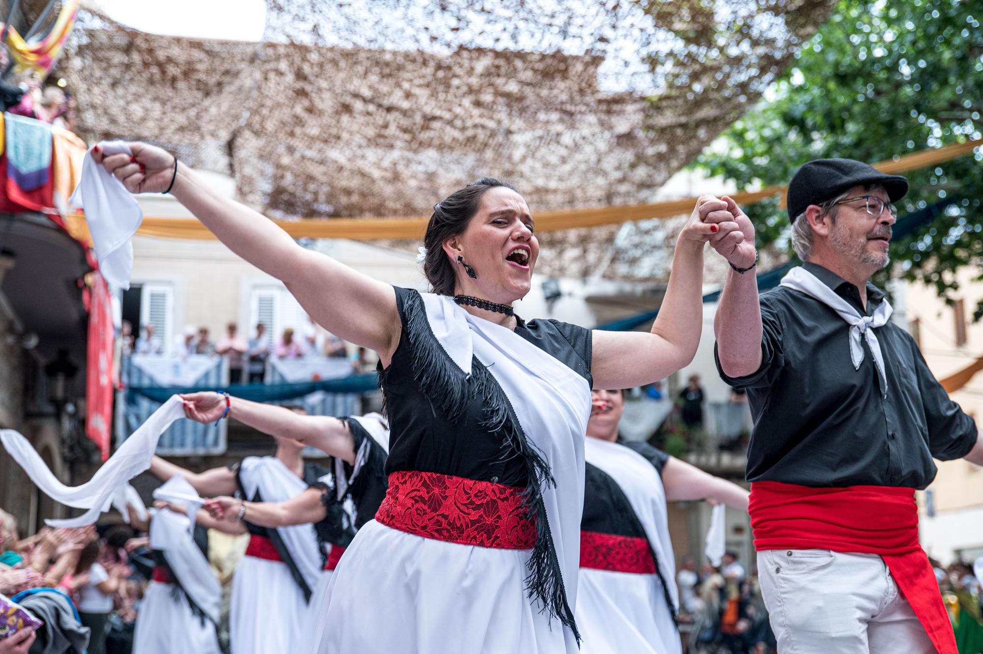 Troba't a les fotos del multitudinari ball de gitanes de Sant Vicenç