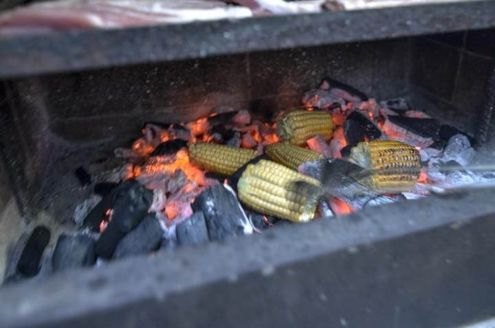 AGÜIMES A 23/06/2017. Asar piñas a la brasa con los amigos, arrojar sal a las hogueras, perdir nuevos deseos y desprendernos de lo malo, saltar sobre las brasas, son alguna sde las costumbres que se reviven en Las Charcas, Agüimes. FOTO: J.PÉREZ CURBELO