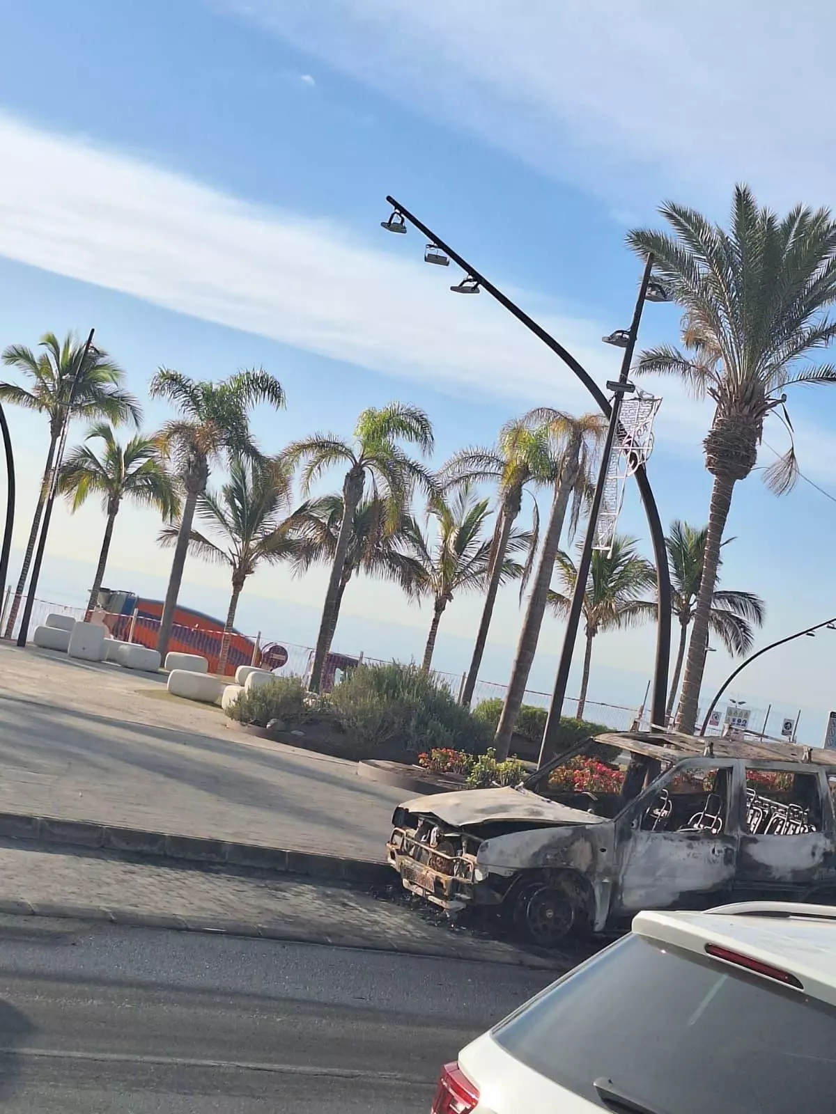 Investigan un posible incendio intencionado en un coche en El Castillo del Romeral