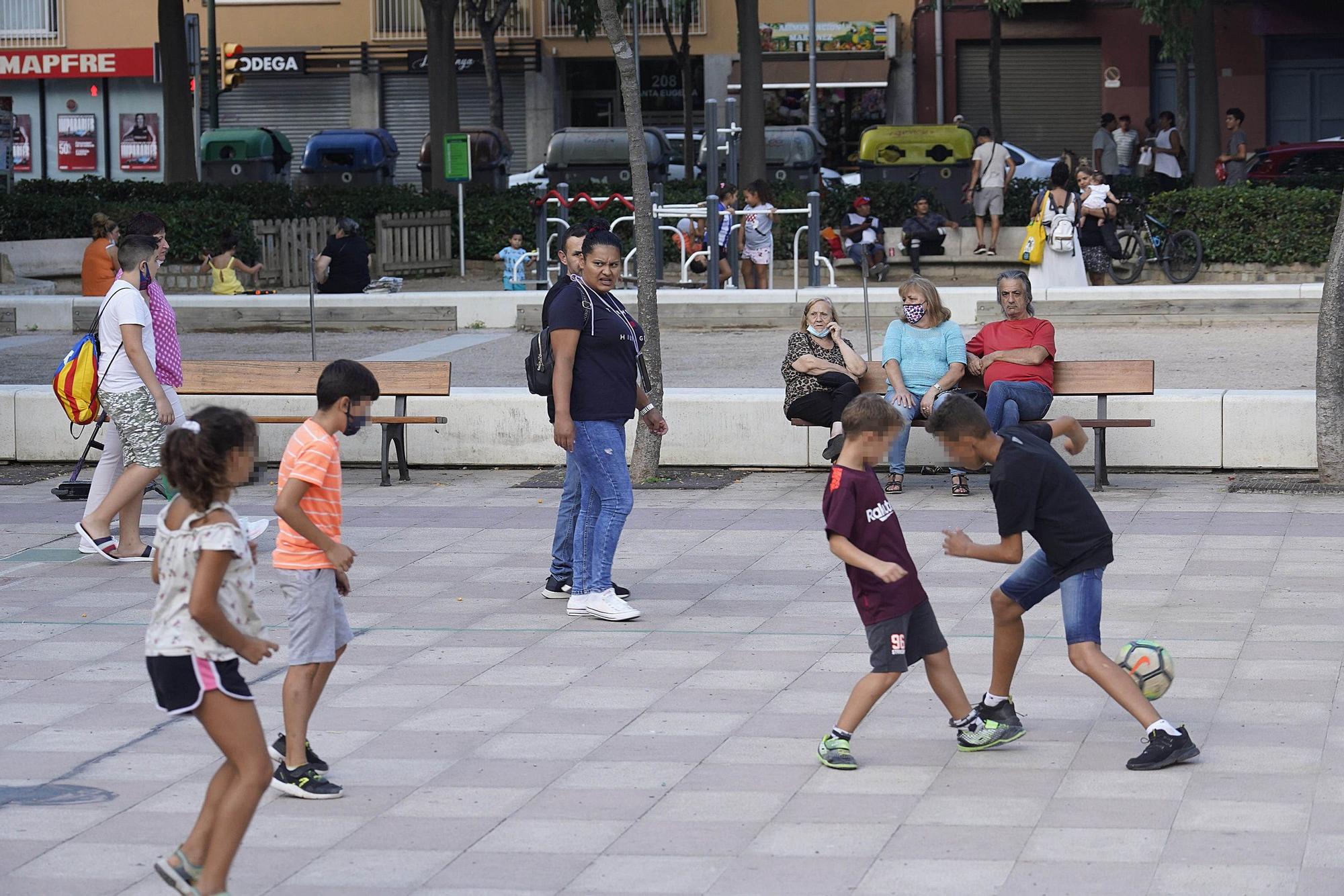 Les famílies reclamen un espai a la plaça del Barco per jugar a pilota