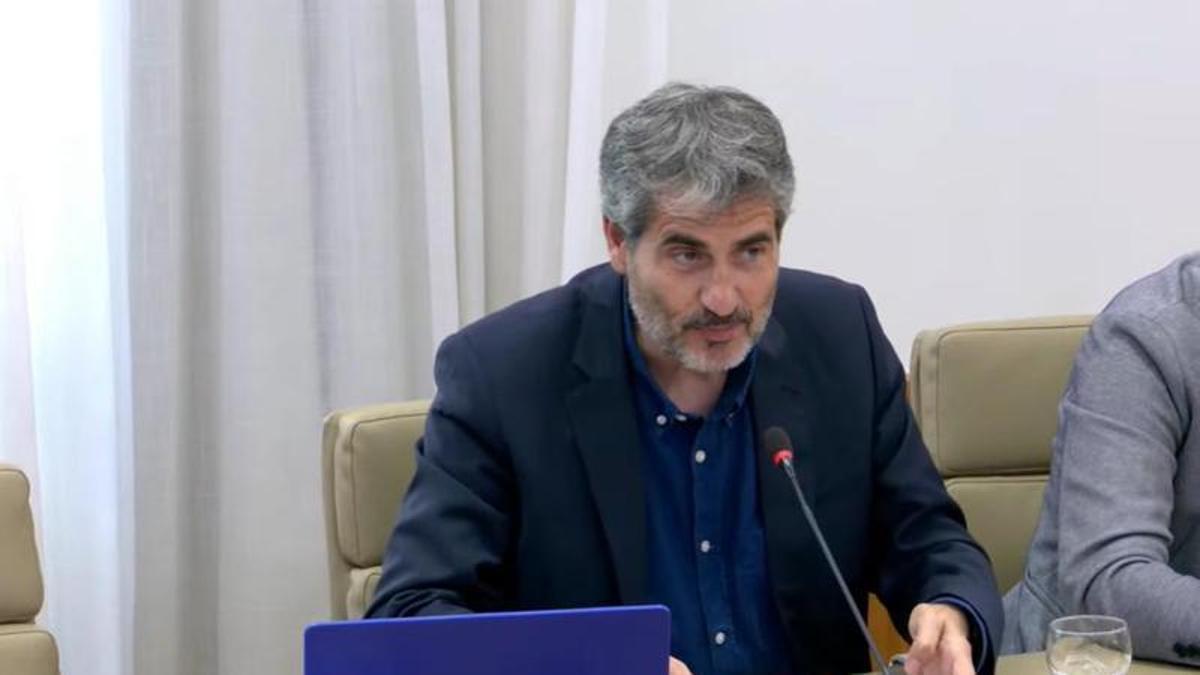 El diputado socialista Àlex Pitaluga en el Parlament balear.