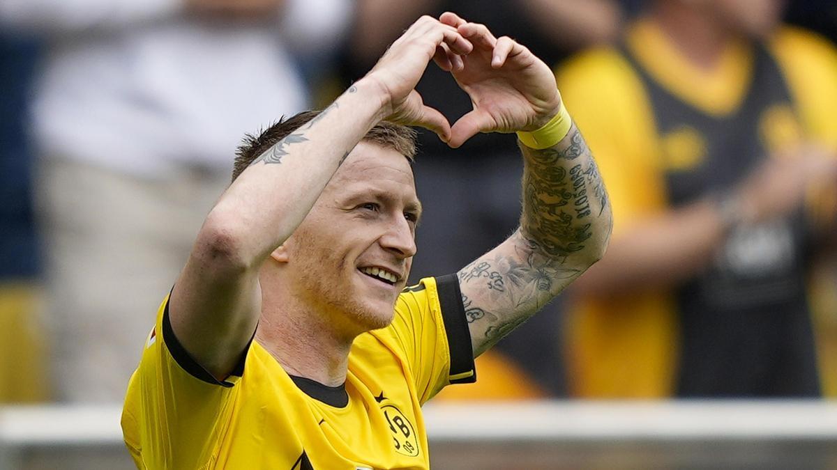 Marco Reus, dedicándole un corazón al Muro Amarillo del Borussia Dortmund tras marcar gol