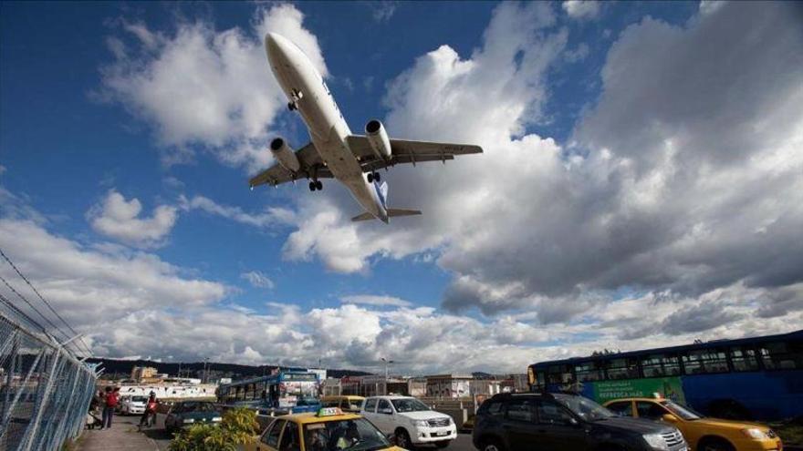 &quot;Tu vestimenta ofende, ponte una chaqueta o te echamos del avión&quot;