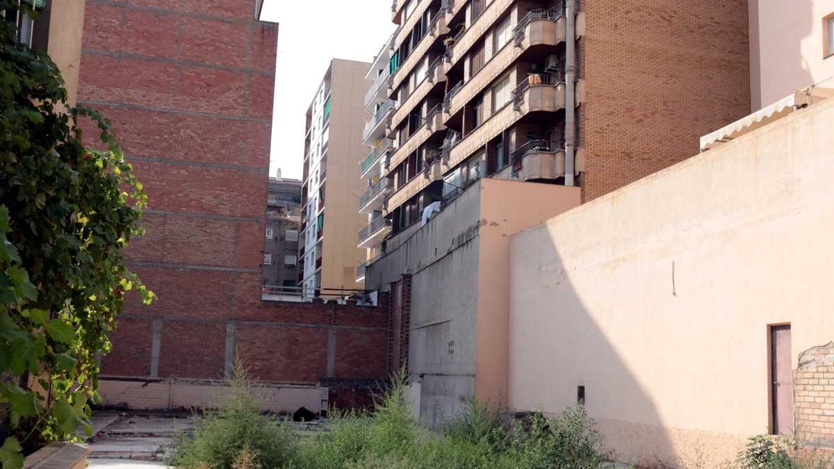 El edificio de Lleida desde el que ha caído una pareja y ha resultado muerta.